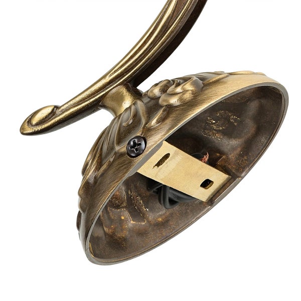 Detailaufnahme einer Wandleuchte aus Metall mit floralem Muster