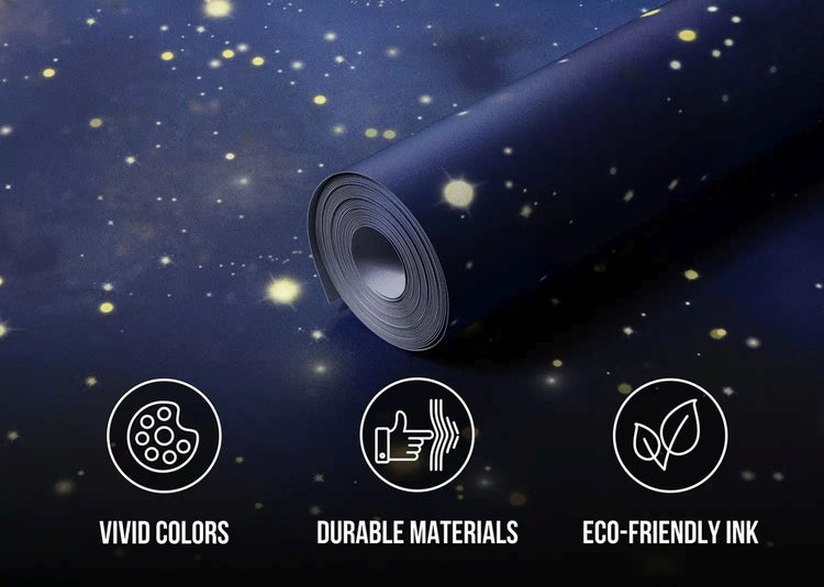 Eine Tapetenrolle mit Sternenhimmel-Muster. Symbole weisen auf intensive Farben, strapazierfähige Materialien und umweltfreundliche Tinte hin.