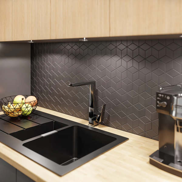 Moderne Küche mit schwarzer Einbauspüle, schwarzer Armatur, Holzarbeitsplatte und Fliesenspiegel mit geometrischem Rautenmuster.