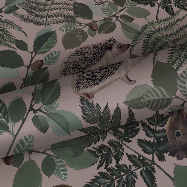 Tapete mit Waldmotiv, inklusive Igel, Eichhörnchen, Eicheln, Blättern und Farnen
