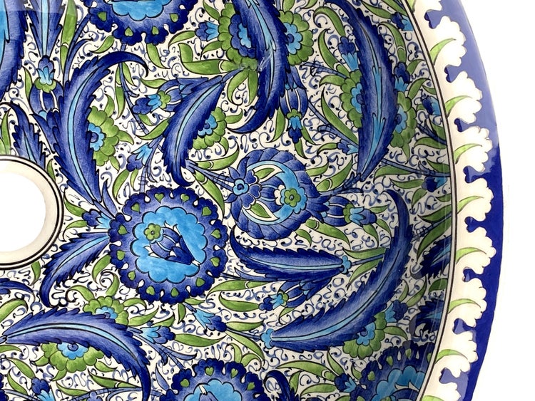 Detailansicht eines Keramikwaschbeckens mit floralem Muster