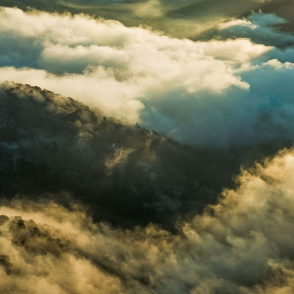 Berge ragen aus Wolken