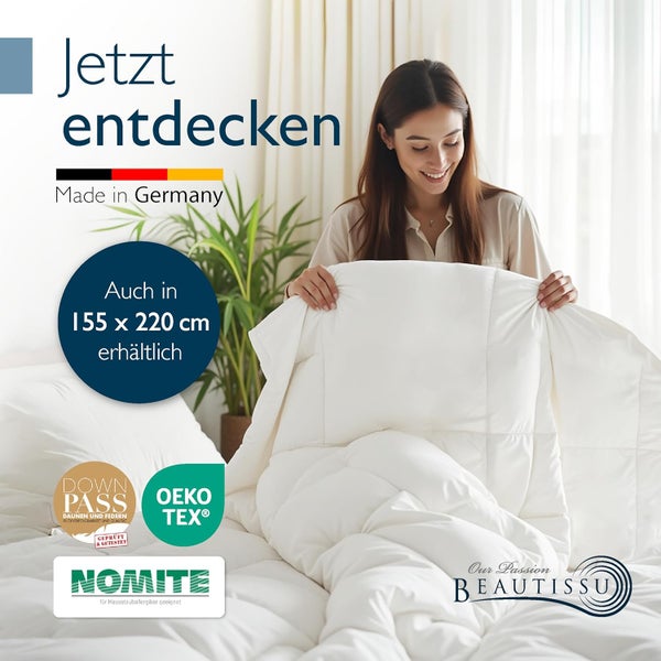 Eine Frau hält eine weiße Bettdecke in einem hellen Schlafzimmer. Abgebildet sind die Siegel Downpass, Oeko-Tex, Nomite sowie das Beautissu Logo.