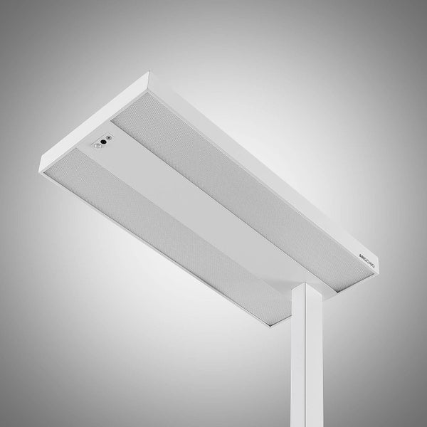 Arcchio LED-Stehleuchte für das Büro mit rechteckigem Leuchtenkopf, Diffusor und integriertem Sensor.