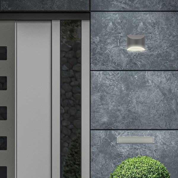 Detailansicht einer Haustür mit Wandleuchte und Briefkasten