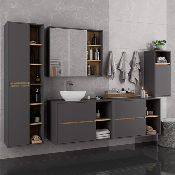 Modernes Badezimmer-Interieur mit Waschbecken, Unterschrank, Spiegelschrank und Handtüchern