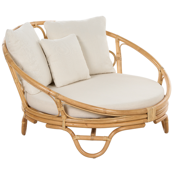 Rattan-Loungesessel mit beigen Polstern und Kissen, rundes Gestell aus Naturmaterial.