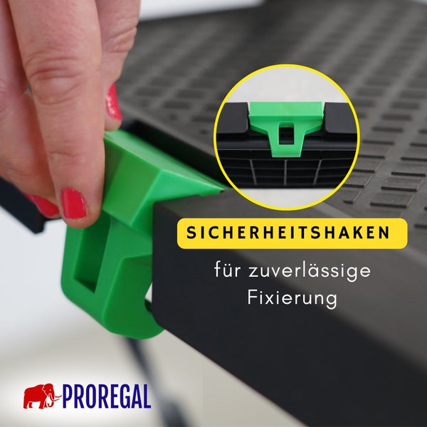 Nahaufnahme einer Hand, die einen Sicherheitshaken zur stabilen Fixierung an einem Regalboden montiert. ProRegal Logo.