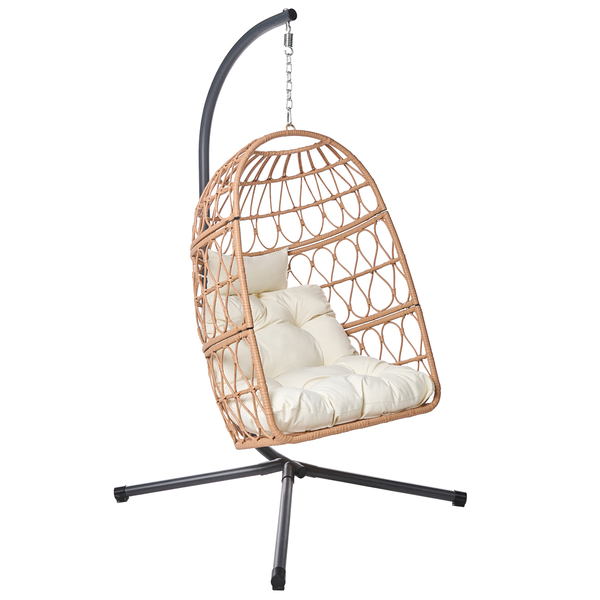 Hängesessel aus Polyrattan in Beige mit Metallgestell und hellen Kissen.