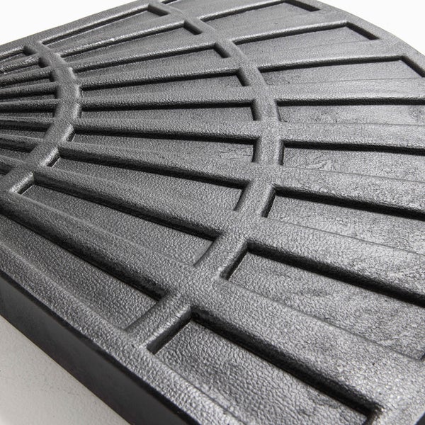 Detailansicht eines Sonnenschirmständers aus schwarzem Kunststoff mit dekorativem Fächermuster und strukturierter Oberfläche.