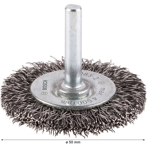 Handwerker schleift Werkstück mit Exzenterschleifer in Werkstatt