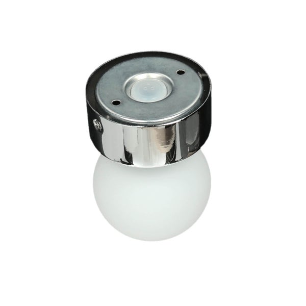 Deckenleuchte mit Bewegungsmelder und kugelförmigem Lampenschirm