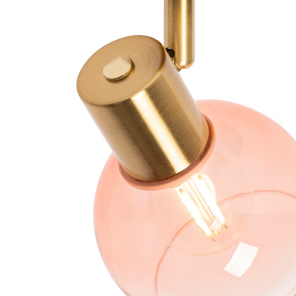 Detailaufnahme einer modernen Deckenleuchte mit einem runden Lampenschirm aus Glas