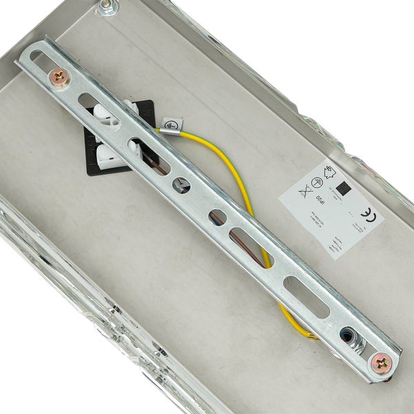 Detailansicht einer Lampenbefestigung mit Erdungssymbol und IP20 Schutzart.