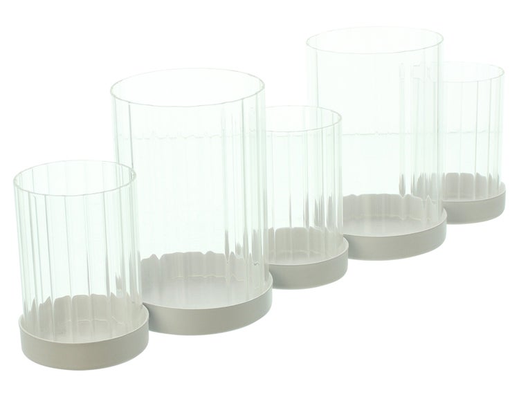 Fünf transparente Windlichter aus Kunststoff in unterschiedlichen Größen mit schlichtem Design.