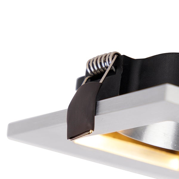 Nahaufnahme der Montagefeder eines quadratischen LED-Einbaustrahlers mit Metallrahmen.