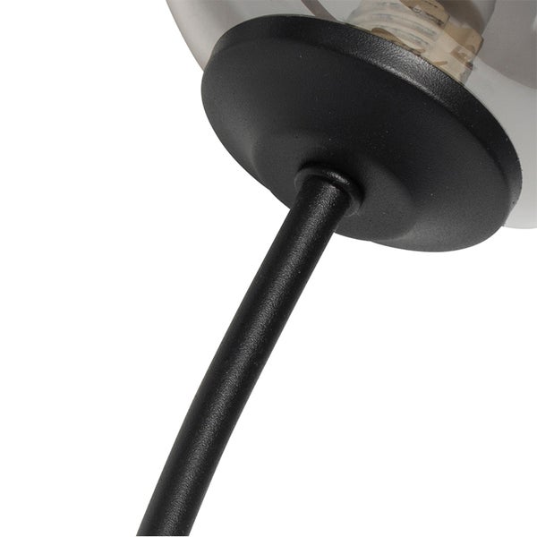 Detailaufnahme einer Pendelleuchte mit schwarzer Aufhängung