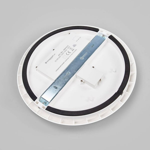 Rückansicht einer runden LED Deckenleuchte mit Montagebügel aus Metall und technischem Etikett zur Angabe der Schutzart IP54.