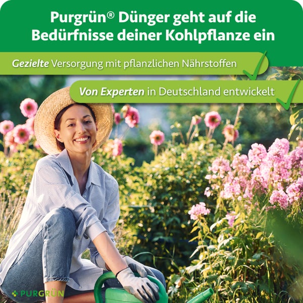 Lächelnde Frau mit Sonnenhut bei der Gartenarbeit vor einem Blumenbeet, bewirbt Purgrün Dünger für Kohlpflanzen.