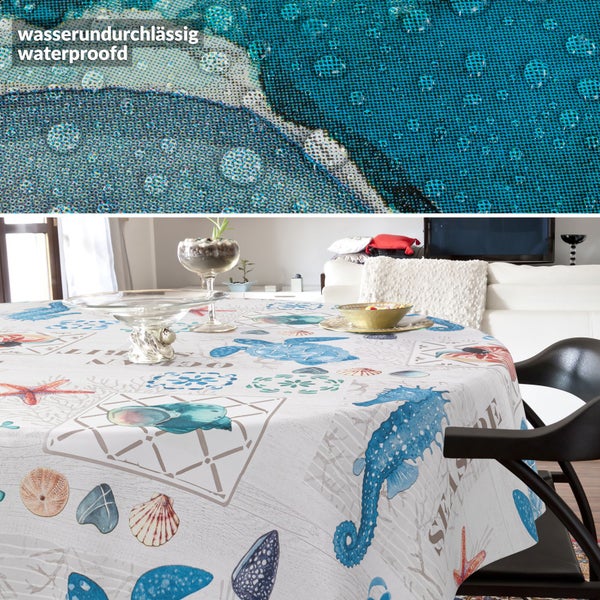 Runde wasserundurchlässige Tischdecke mit maritimem Design, Detailansicht zeigt wasserabweisende Oberfläche mit Wassertropfen.