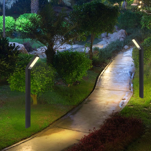 Beleuchteter Gartenweg mit stehenden Außenleuchten für eine helle und einladende Atmosphäre.