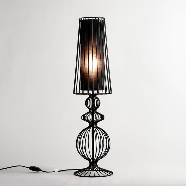 Schwarze Stehlampe mit Stoffschirm und Metallgestell