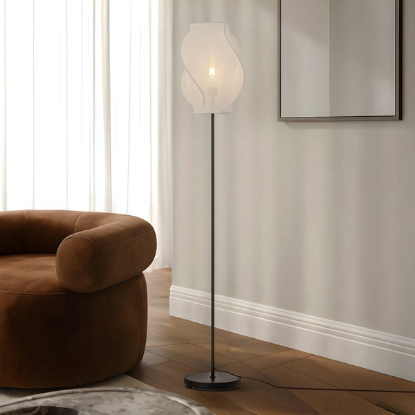 Stehlampe mit Stoffschirm in einem Wohnzimmer