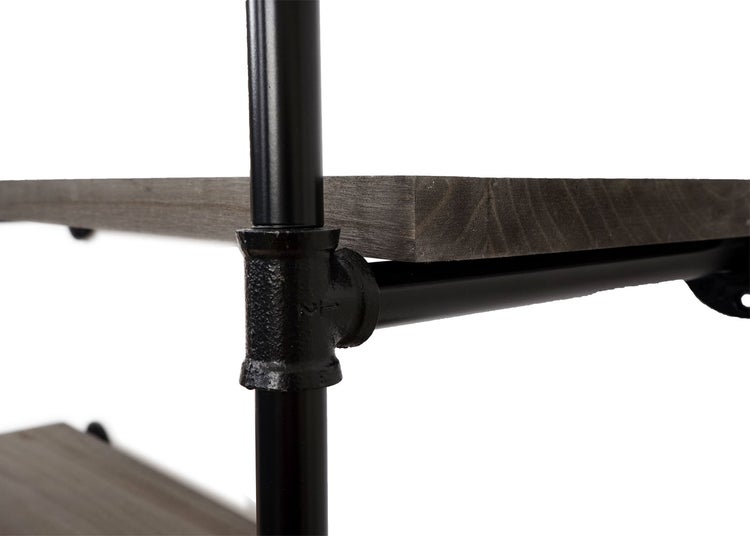 Detailaufnahme eines Regals mit Holzböden und schwarzem Metallgestell.