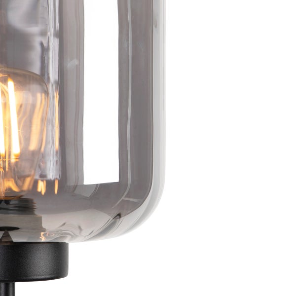 Detailansicht einer Lampe mit transparentem Glas und Leuchtmittel