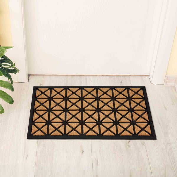 Fußmatte mit Dreiecksmuster vor einer Tür.