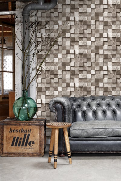 Wohnzimmer mit dreidimensionaler Holzblocktapete, Ledersofa und Holzhocker