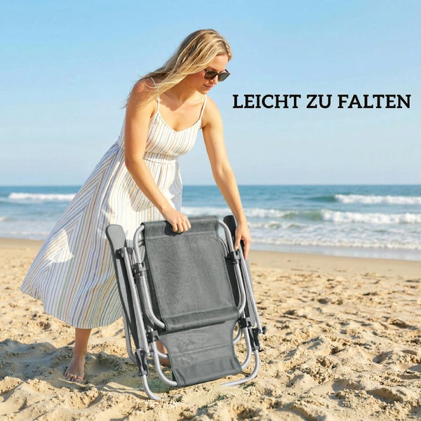 Eine Frau am Strand faltet einen grauen Klappstuhl mit Metallrahmen zusammen. Text: Leicht zu falten.