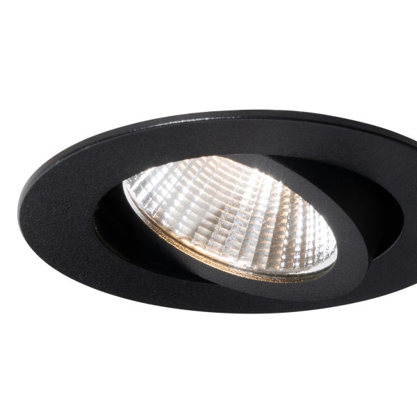 Schwenkbarer Einbaustrahler in Schwarz mit eingeschalteter Lichtquelle und strukturierter Linse.