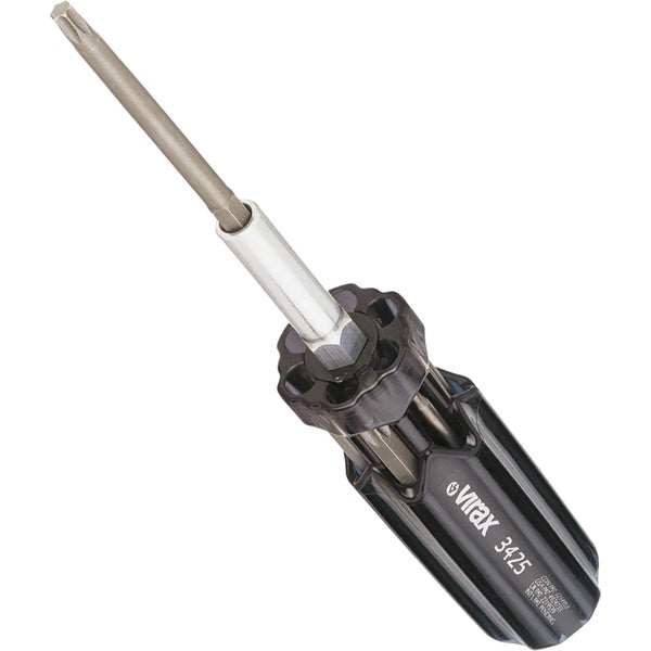 Person benutzt einen Schraubendreher mit verstellbarem Schraubenschlüssel