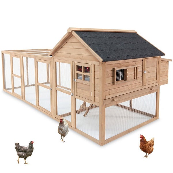 Großer Hühnerstall aus Holz mit integriertem Freilaufgehege, wetterfestem Satteldach und Drahtgeflecht auf einer grünen Wiese.