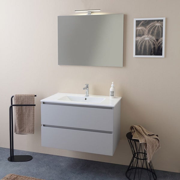 Modernes Badezimmer mit Waschtisch, Spiegel und Handtuchhalter