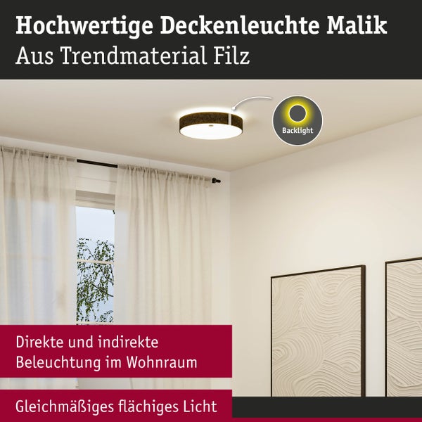 Deckenleuchte Malik aus Filz mit direktem Licht nach unten und indirekter Hintergrundbeleuchtung in einem hellen Wohnraum.