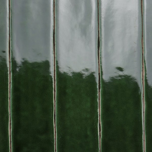 Wandfliesen mit glänzender Oberfläche in schmaler rechteckiger Form