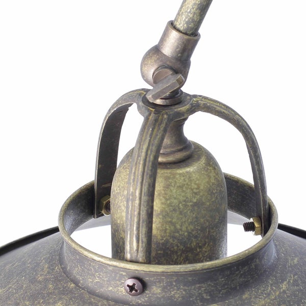 Detailaufnahme einer Pendelleuchte aus Metall