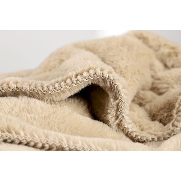 Nahaufnahme einer beigen Kuscheldecke