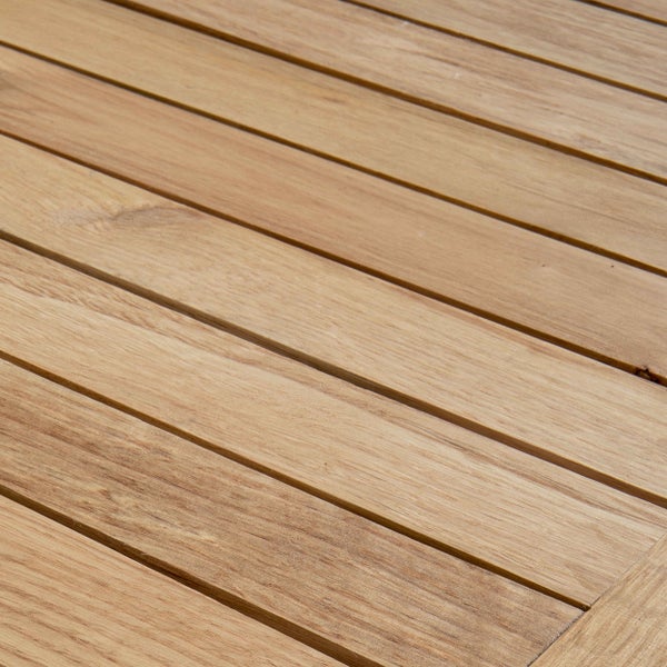 Nahaufnahme von parallel angeordneten Holzlatten mit natürlicher Maserung.