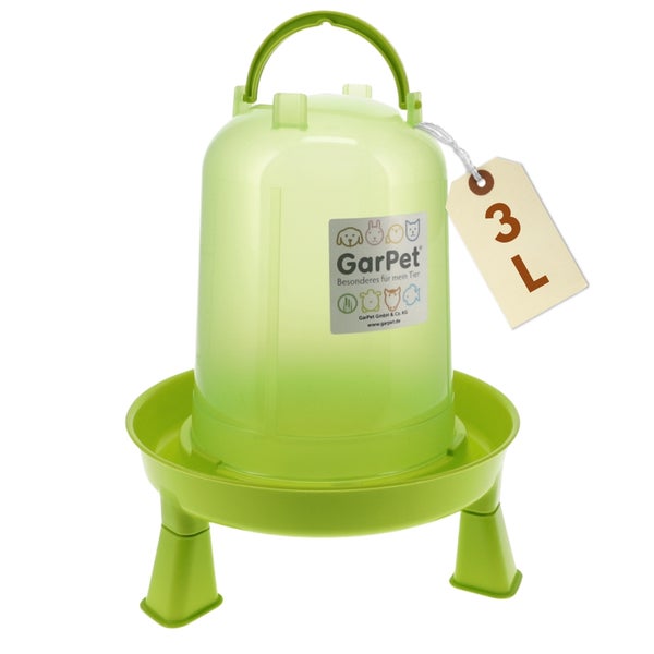 GarPet Geflügeltränke aus Kunststoff mit 3 Liter Fassungsvermögen, Tragegriff und Standfüßen. GarPet Logo.