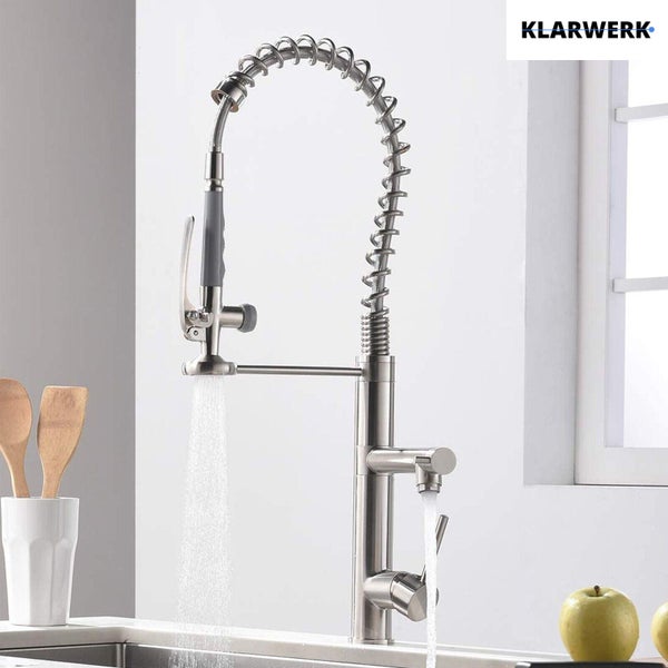 Moderne Küchenarmatur mit flexiblem Spiralfederauslauf, Brausekopf und festem Auslauf. Wasser fließt aus beiden Öffnungen in eine Spüle. Klarwerk Logo.