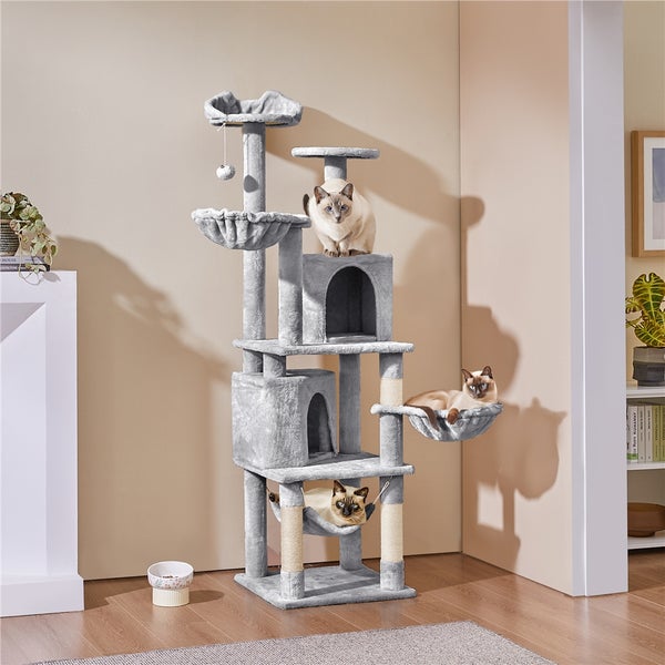 Mehrstöckiger, grauer Katzenkratzbaum mit Liegemulden und Höhlen, auf dem sich drei Katzen befinden.