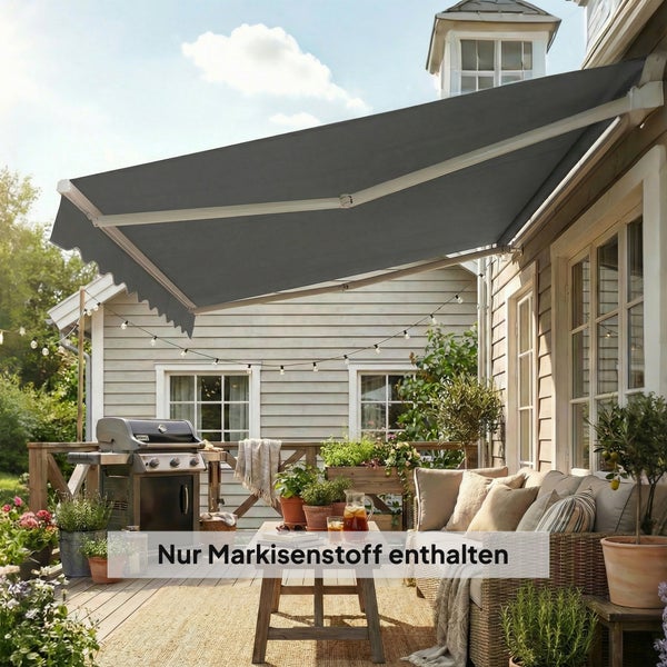 Anthrazitfarbener Markisenstoff über einer Holzterrasse mit Gasgrill, Loungemöbeln und Pflanzen. Nur Markisenstoff enthalten.