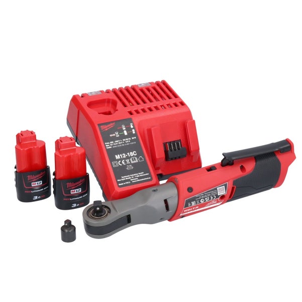 Milwaukee Akku-Ratschen-Set M12 mit zwei Akkus, einem Ladegerät und einem Adapter.