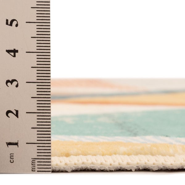 Teppich mit Streifenmuster, Florhöhe circa 1 Zentimeter gemessen mit einem Lineal.