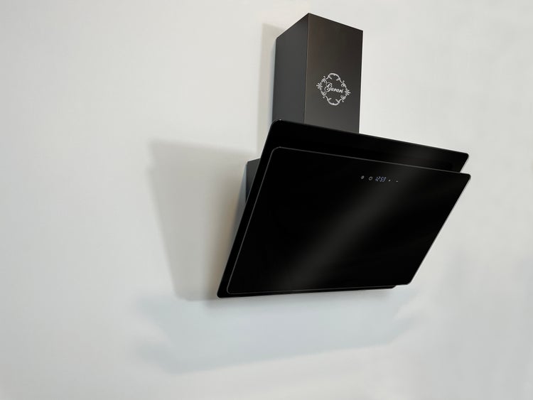 Wandhaube Gurari mit Glasfront und digitaler Steuerung zur Wandmontage in der Küche.