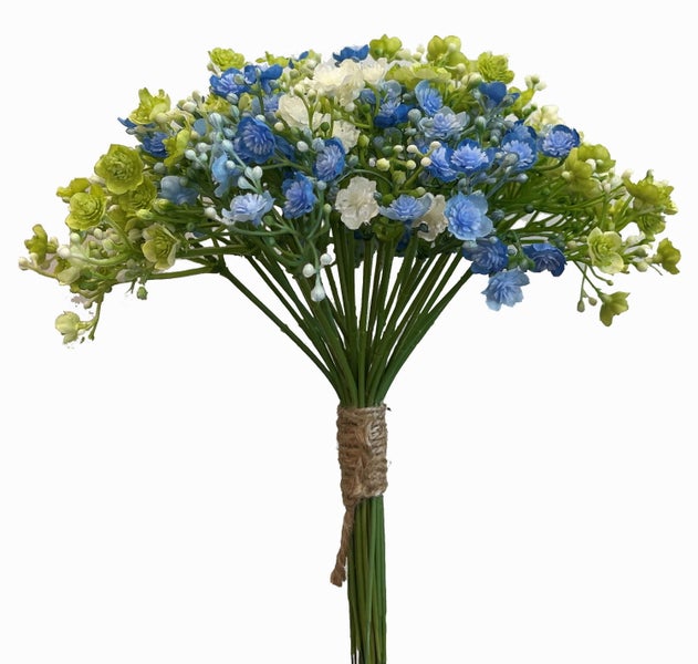Künstlicher Blumenstrauß mit kleinen blauen, weißen und grünen Blüten, zusammengebunden mit einer Juteschnur.