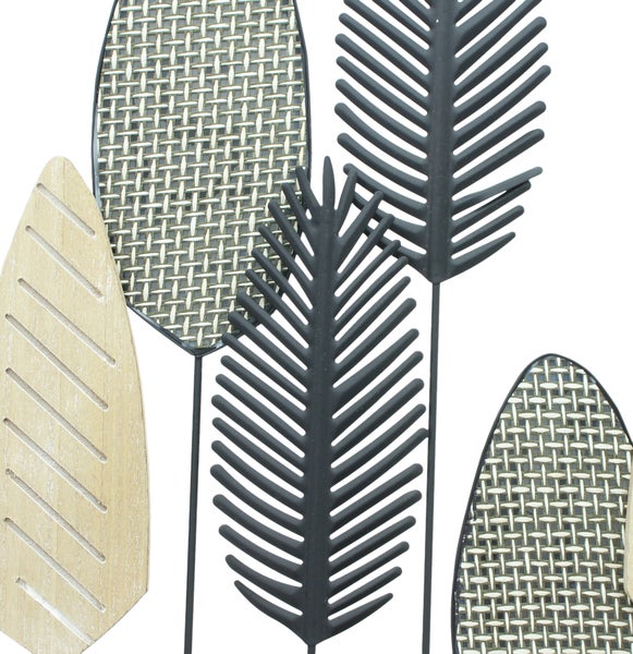 Dekorative Wandgestaltung mit Blattmotiven aus Holz und Metall